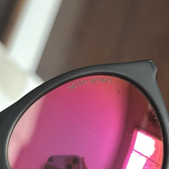 Henri Bendel sunglasses with case - Picture 6 of 9